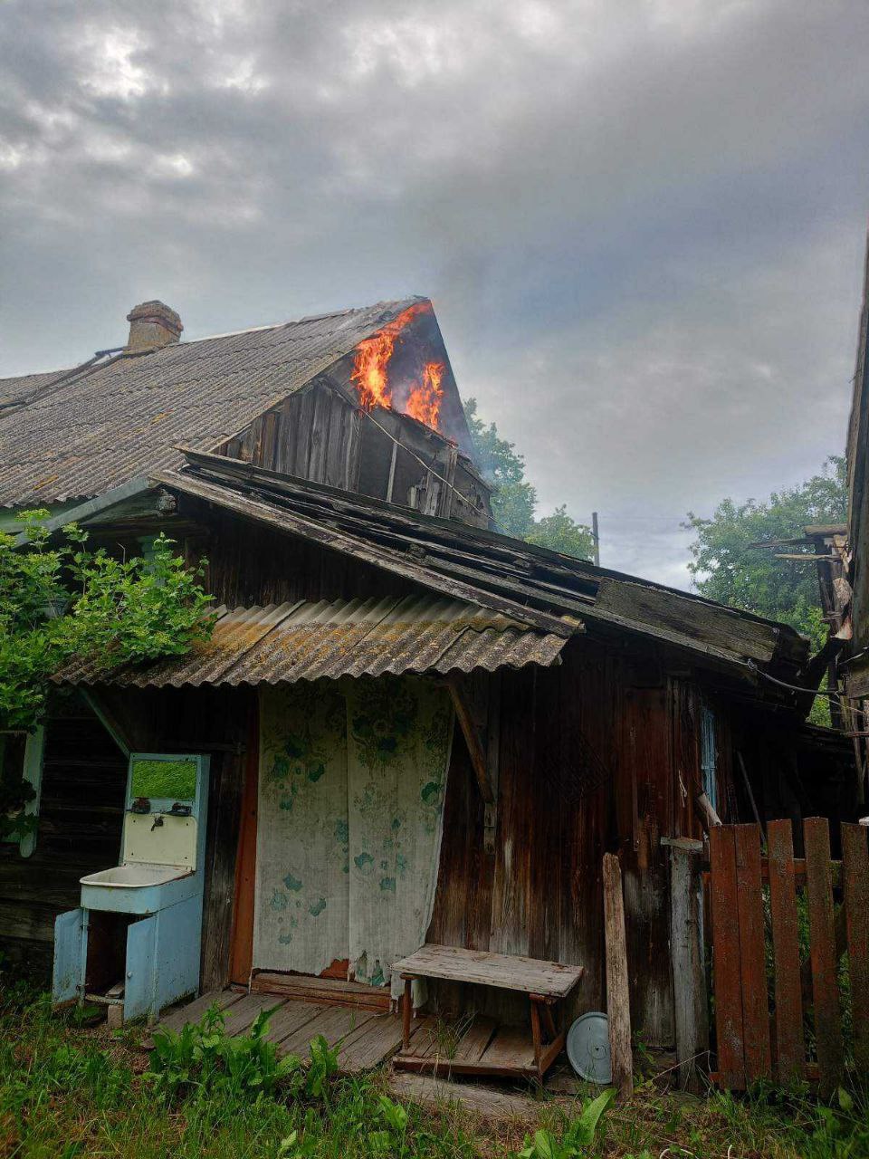 В Хвоенске из-за грозы сгорела кровля нежилого дома — Житковичи. Новае  Палессе. Районная газета